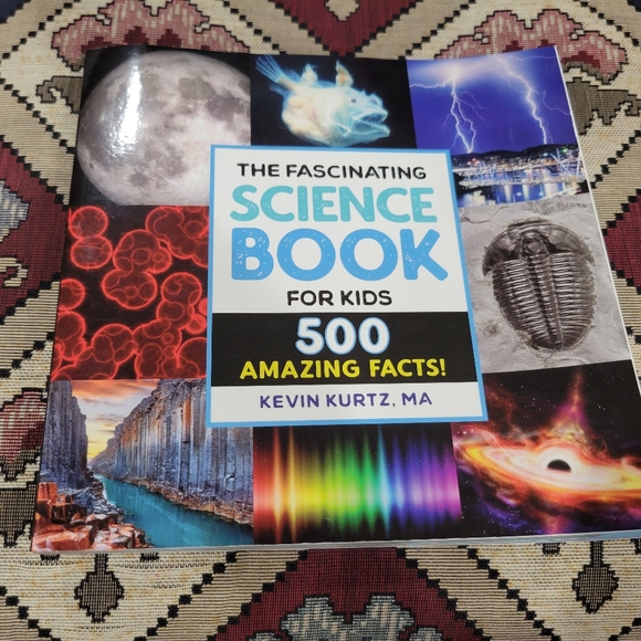 The Fascinating Science Book for Kids: 500 Amazing Facts! - Picture 1 of 3